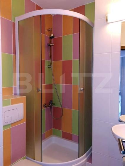 Apartament cu 3 camere semidecomandat, mobilat în Între Lacuri