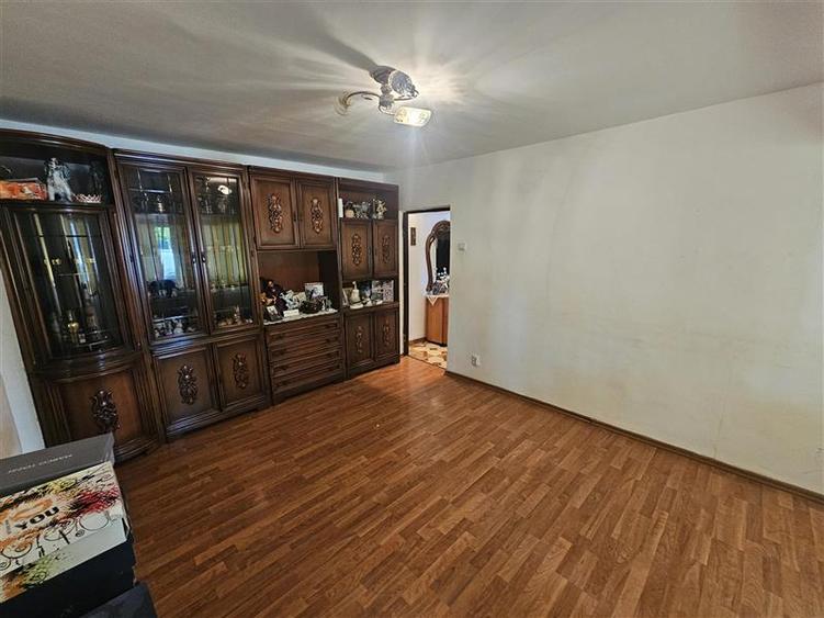 Apartament cu 3 camere semidecomandat, mobilat în Micro II