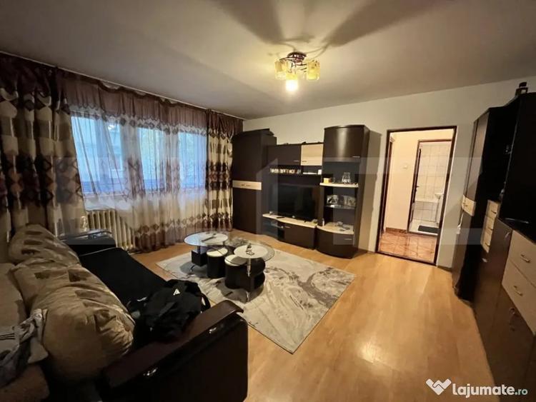 Apartament cu 3 camere semidecomandat în Decebal