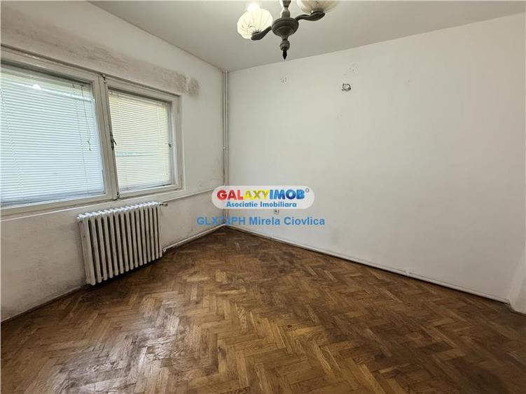 Casă cu 5 camere cu Garaj în Central
