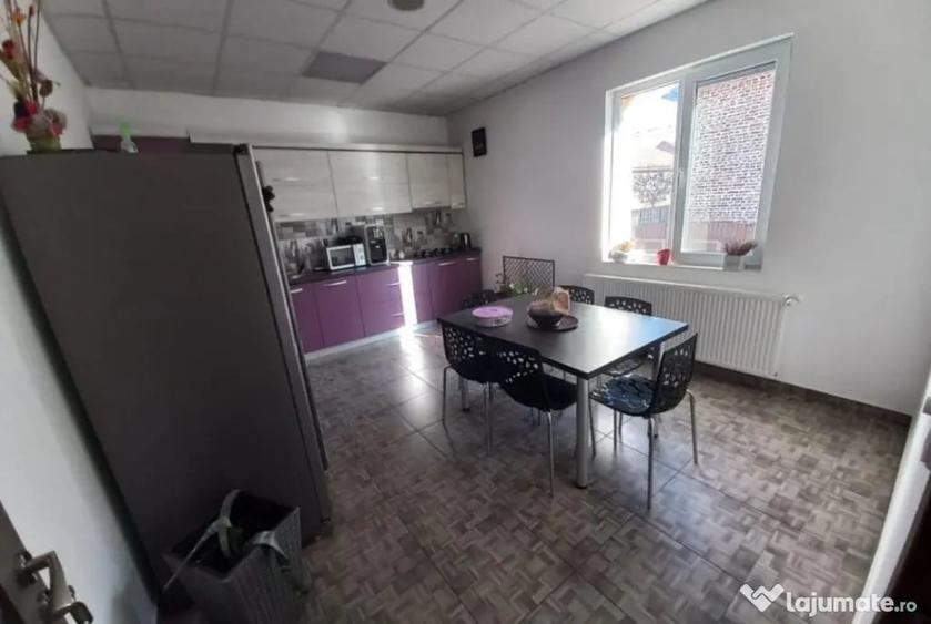 Casă cu 7 camere cu Teren 450 Mp în Central