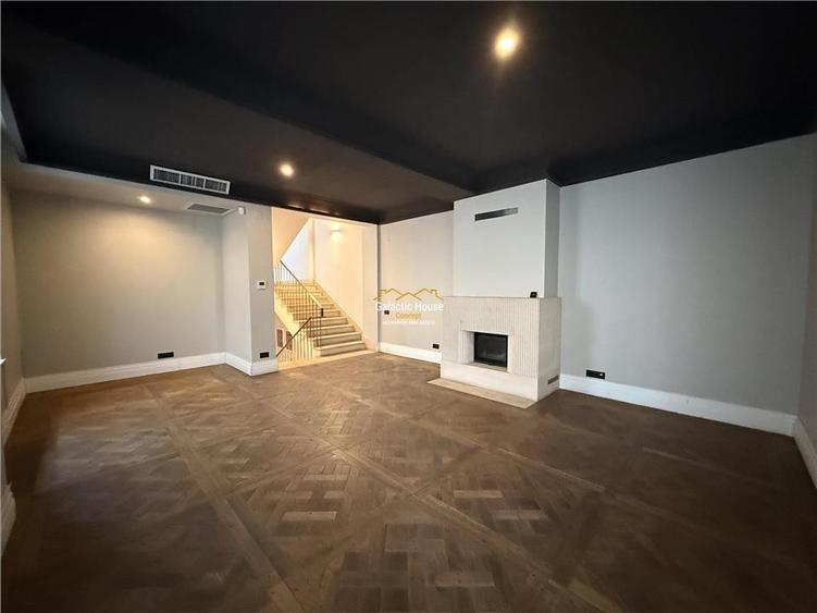 Casă cu 9 camere cu Teren 200 Mp în Central