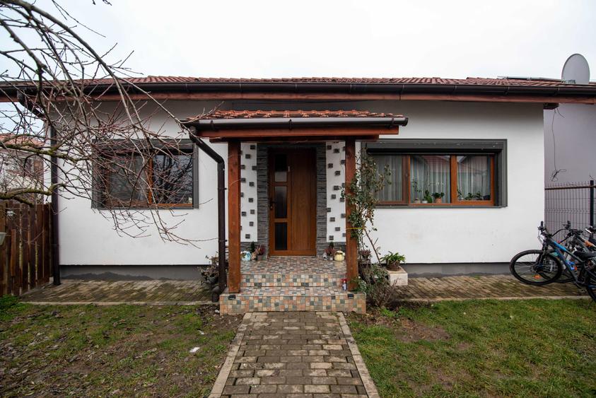 Casă cu 2 camere cu Teren 300 Mp în Moșnița Veche