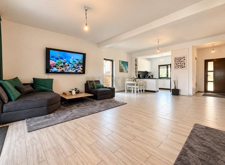 Duplex cu 5 camere cu Canalizare în Dezmir