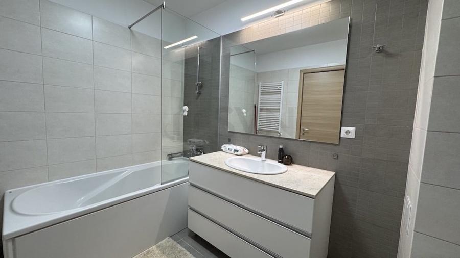 Apartament cu 3 camere semidecomandat, mobilat în Iancu Nicolae