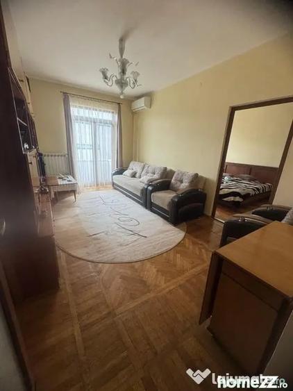 Apartament cu 3 camere semidecomandat în Peninsula