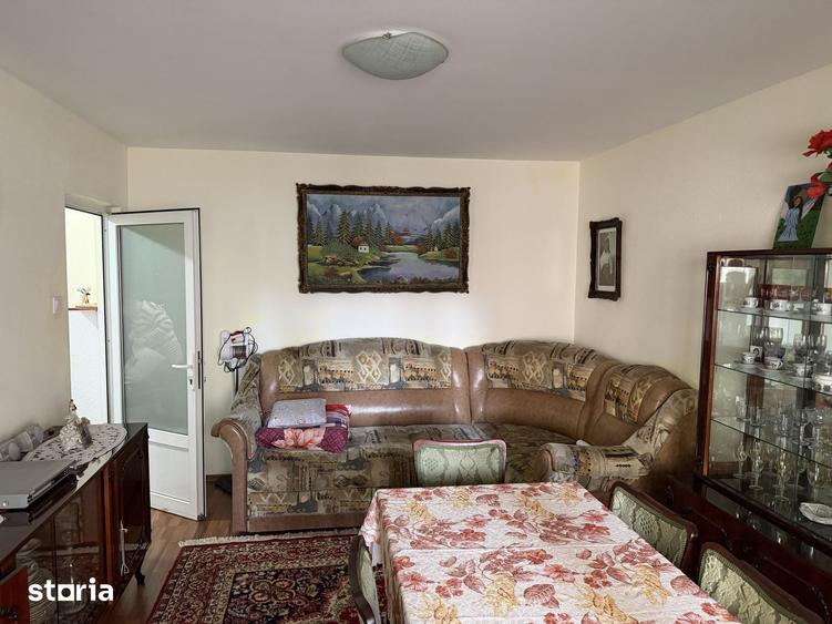 Apartament cu 3 camere decomandat în Astra
