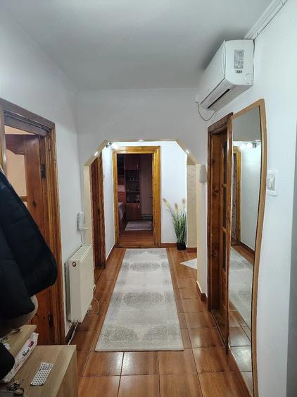 Apartament cu 3 camere decomandat în Est