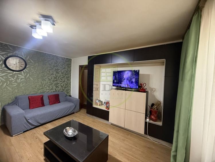 Apartament cu 3 camere semidecomandat, mobilat în Rovine