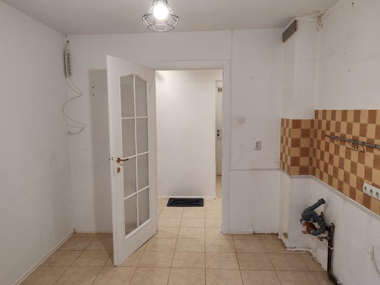 Apartament cu 3 camere decomandat în Astra