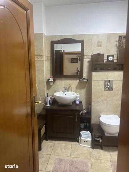 Casă cu 8 camere cu Teren 1300 Mp în Poiana