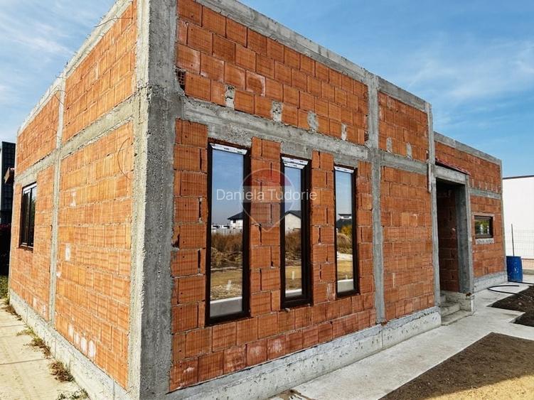 Vilă pe parter ,de vânzare variante La rosu sau La cheie