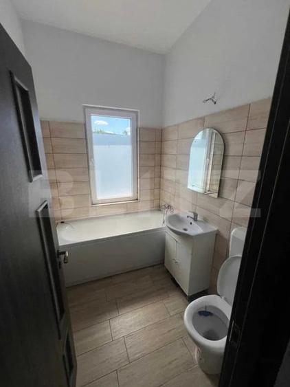 Apartament cu 3 camere semidecomandat în Tudor