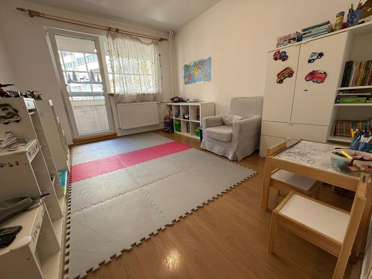 Apartament cu 4 camere decomandat, mobilat în Rogerius