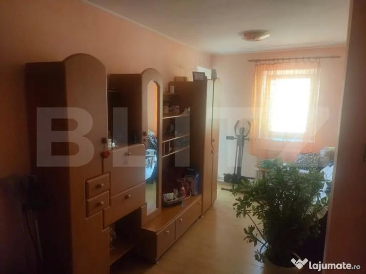 Apartament cu 3 camere decomandat, mobilat în Siret