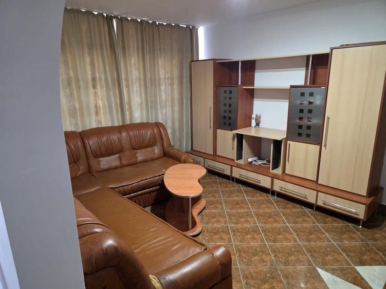 Apartament cu 3 camere decomandat în Exterior Vest