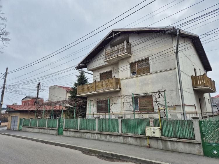 Casă individuală cu 7 camere cu Canalizare în Andronache