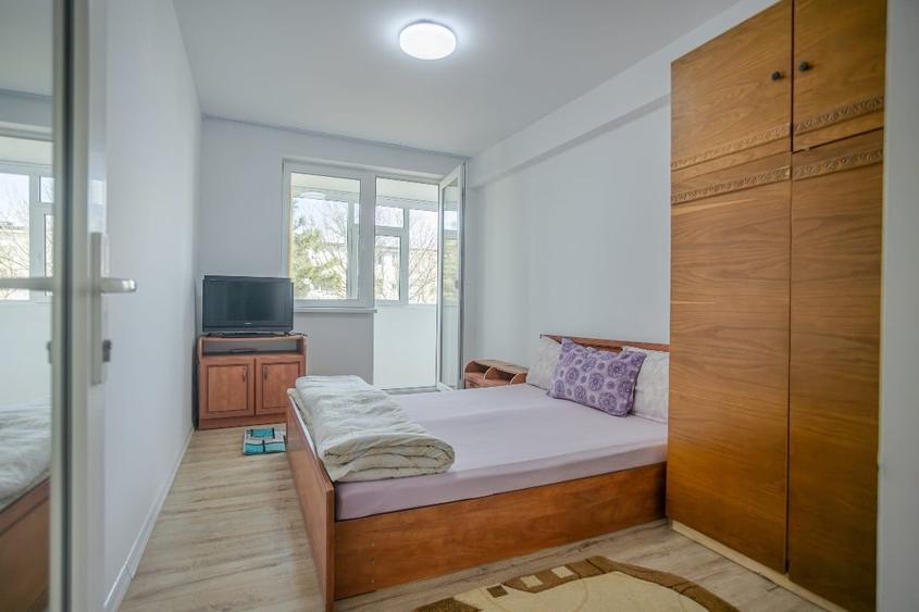 Apartament cu 3 camere semidecomandat, mobilat în Central