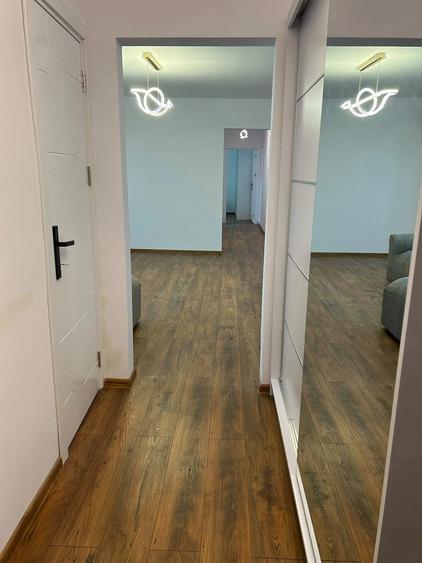 Apartament cu 3 camere semidecomandat în Berceni