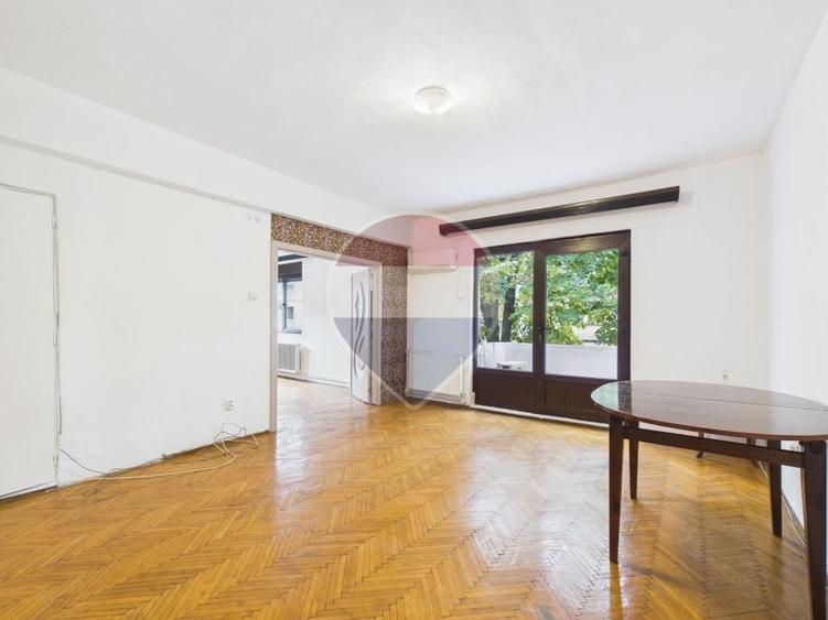 Apartament cu 4 camere semidecomandat în Domenii