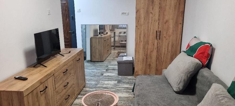 Garsonieră decomandată în Vest