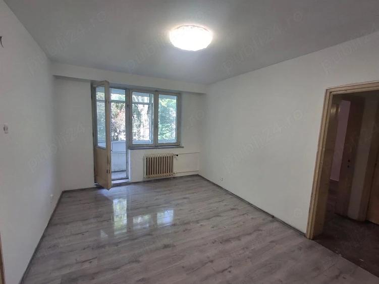 Apartament cu 2 camere semidecomandat în Craiovei