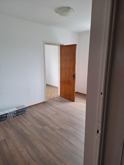 Apartament cu 3 camere semidecomandat în Trivale