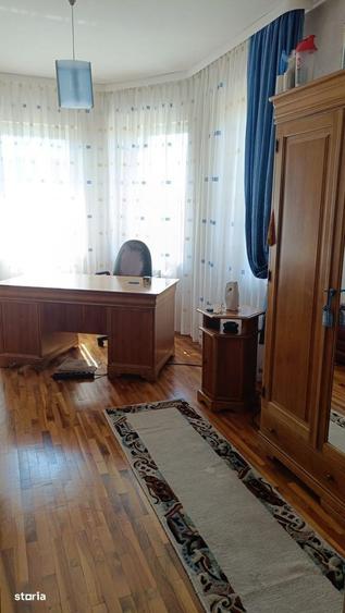 Casă cu 4 camere cu Teren 958 Mp în Central
