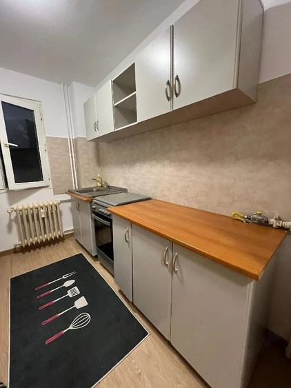 Apartament cu 3 camere semidecomandat în Berceni