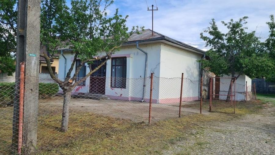 Casă cu 3 camere în Teslui