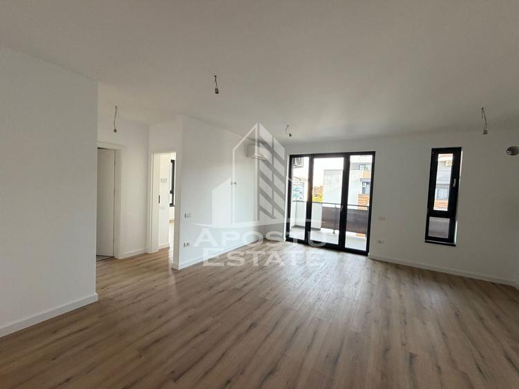 Apartament cu 3 camere semidecomandat în Torontalului