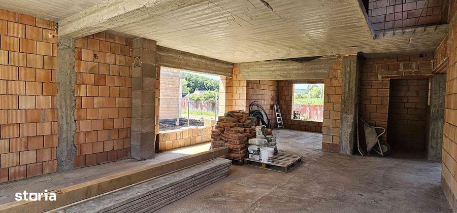 Casă cu 3 camere în Corunca