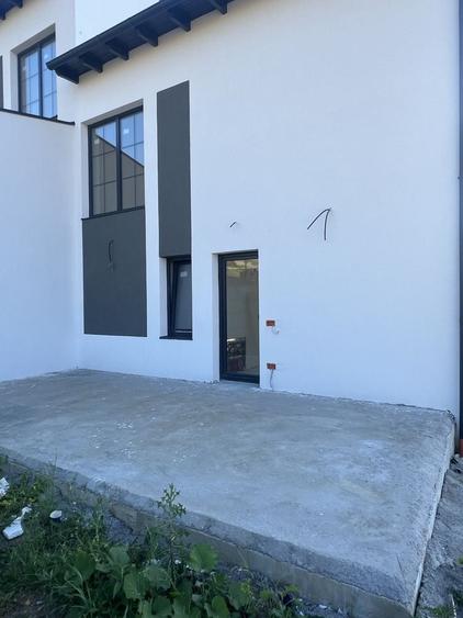 Casă cu 4 camere în Exterior Vest