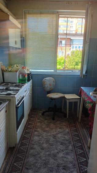 Apartament cu 3 camere semidecomandat în Micro 4