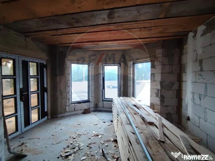 Casă cu 8 camere cu Teren 1000 Mp în Poiana Stampei