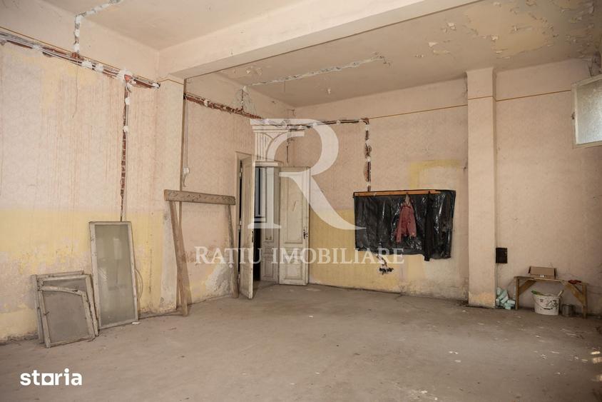 Casă cu 10 camere cu Teren 1308 Mp în Central