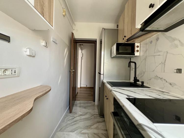 Apartament cu 3 camere semidecomandat, mobilat în Dâmbovița