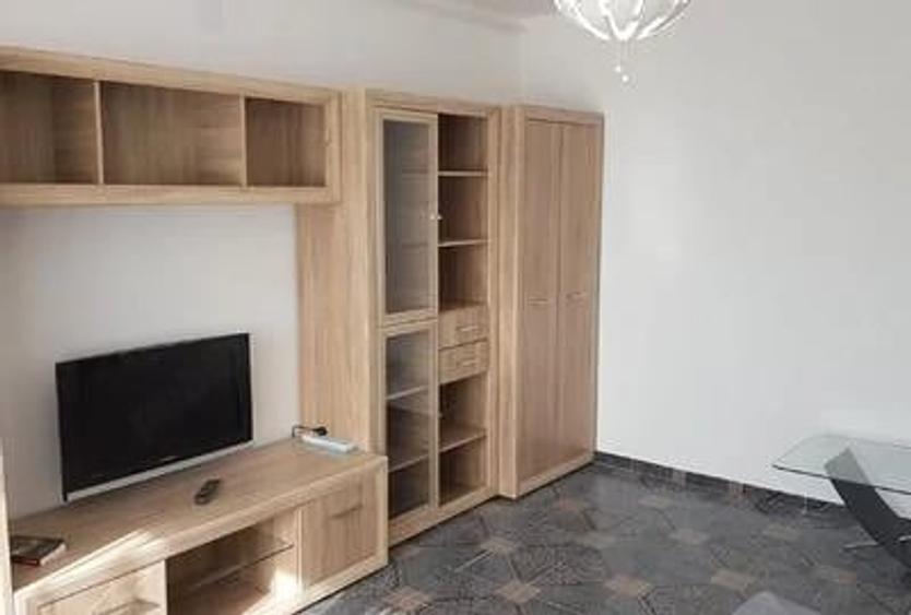 Garsonieră decomandată în Titan