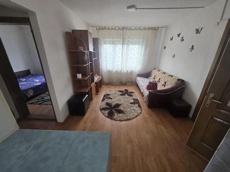 Apartament cu 3 camere semidecomandat în Hălăucești