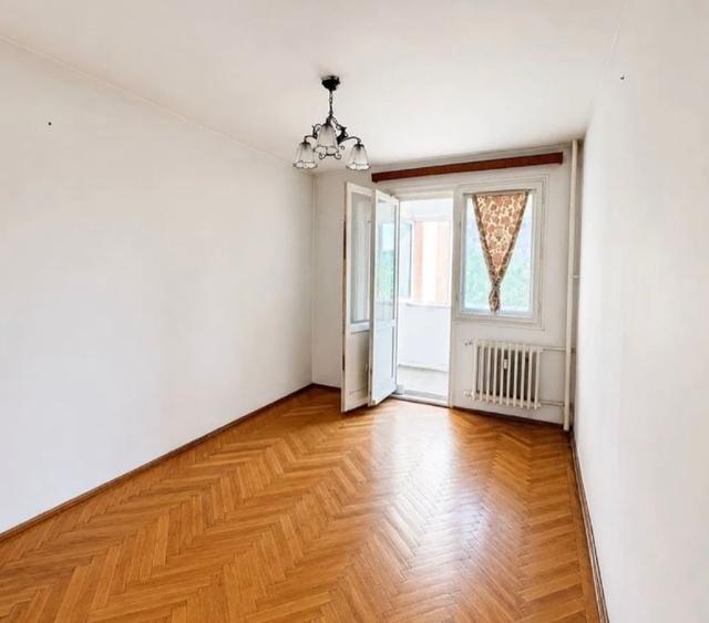 Apartament cu 3 camere semidecomandat în Berceni
