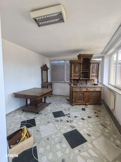 Casă cu 10 camere cu Teren 700 Mp în Valea Roșie