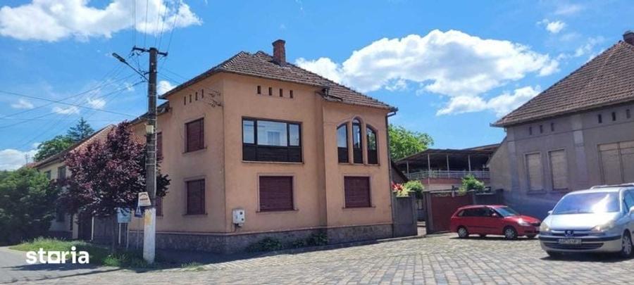Casă cu 4 camere cu Teren 200 Mp în Central