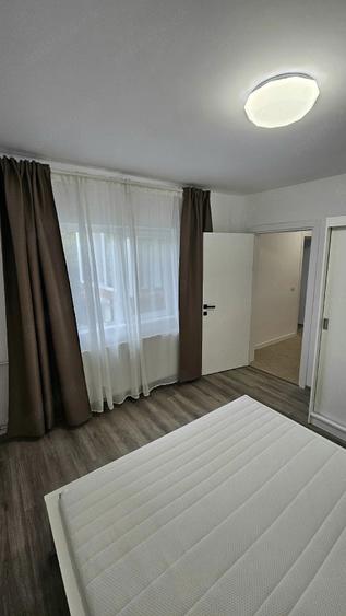 Apartament cu 6 camere decomandat în Drumul Taberei