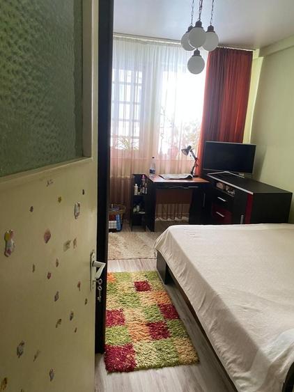 Apartament cu 3 camere semidecomandat, mobilat în Gara