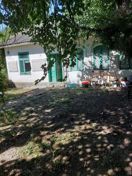 In oras Harlau , Jud Iasi vand 3890 mp teren intravilan cu casa batraneasca 90 mp intabulata - 2