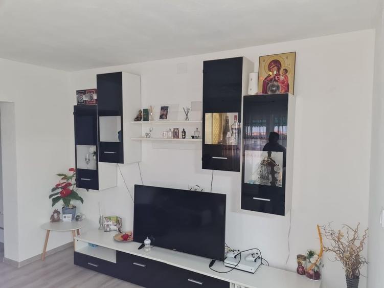 Apartament cu 3 camere semidecomandat în Central
