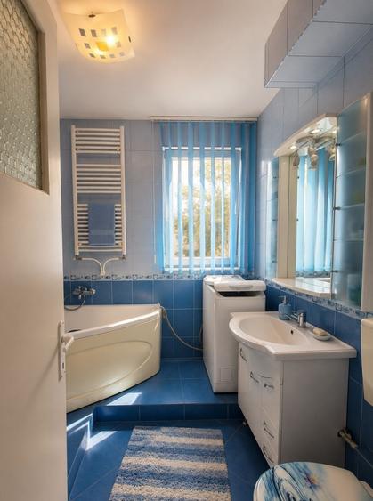 Apartament cu 3 camere semidecomandat în Central