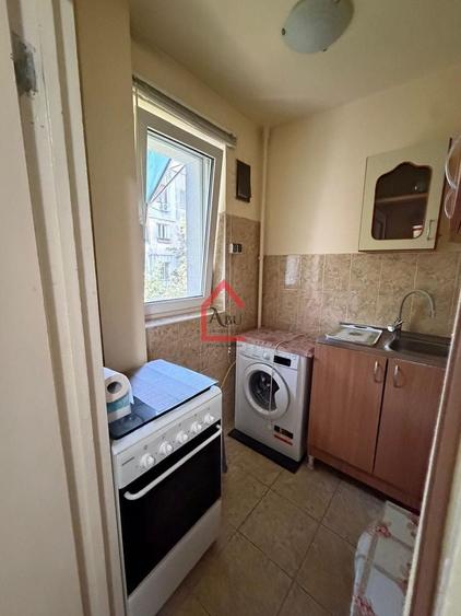 Garsonieră decomandată, mobilată în Podu Roș