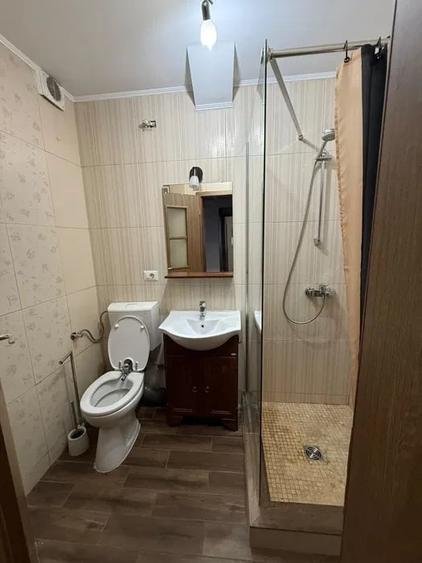 Apartament cu 3 camere semidecomandat, mobilat în Tătărași