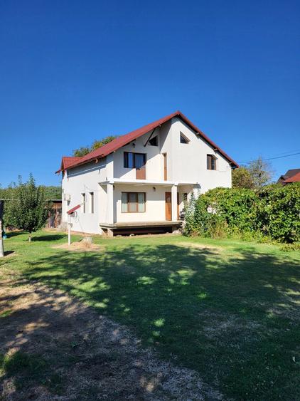 Casă cu 4 camere în Broșteni